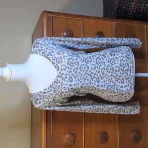 OLD NAVY CLASSIC Gray Cheetah Print V Neck Sweater Size L